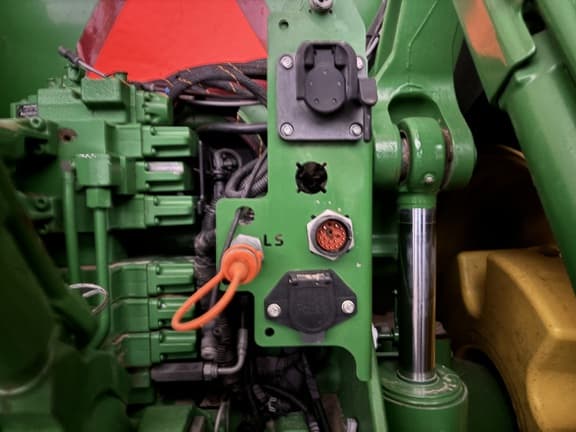 Image of John Deere 8320R equipment image 4