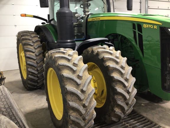 Image of John Deere 8370R equipment image 4