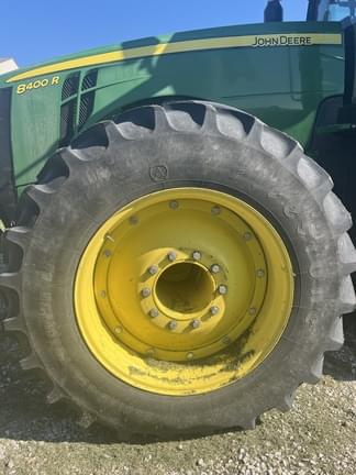 Image of John Deere 8400R equipment image 1