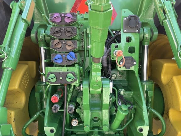 Image of John Deere 8400R equipment image 4