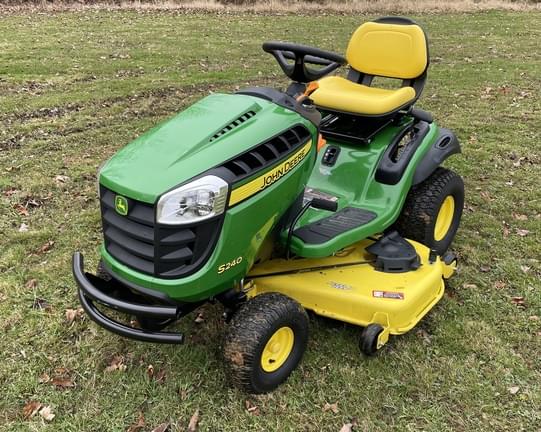 Image of John Deere S240 equipment image 1