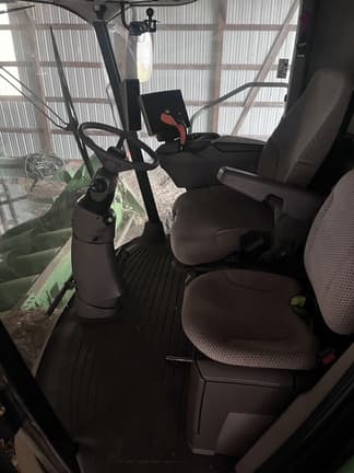 Image of John Deere S780 equipment image 4