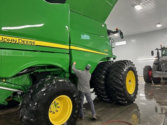 Image of John Deere S780 equipment image 2