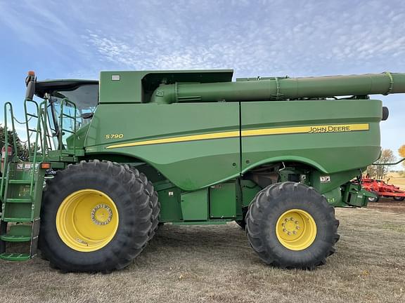 Image of John Deere S790 equipment image 2