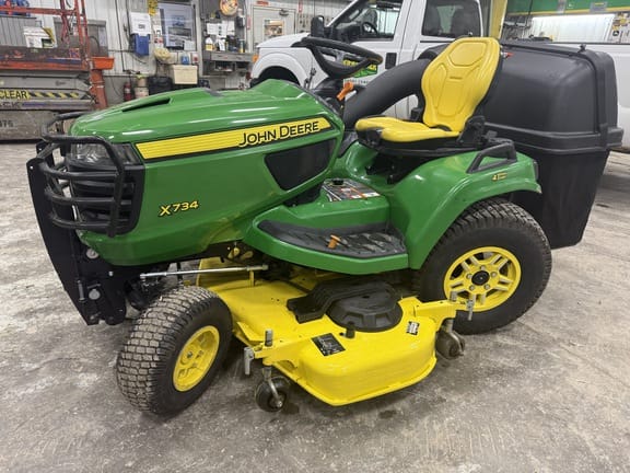 2019 John Deere X734 Equipment Image0