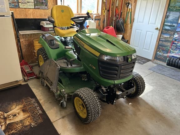 Image of John Deere X738 equipment image 1