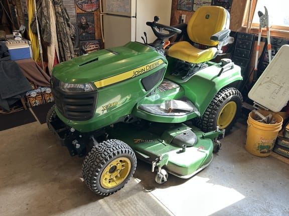 2019 John Deere X738 Equipment Image0