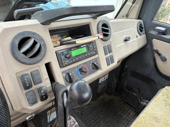 Image of John Deere XUV 835R equipment image 2