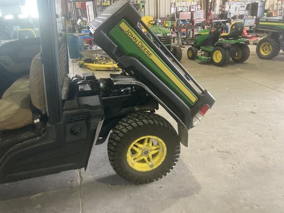 Image of John Deere XUV 835R equipment image 4