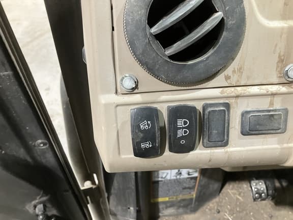 Image of John Deere XUV 835R equipment image 3