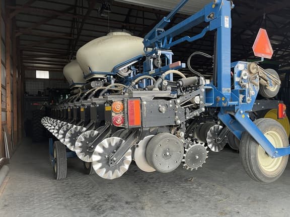 Image of Kinze 3600 equipment image 3