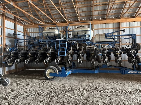 Image of Kinze 3600 equipment image 3