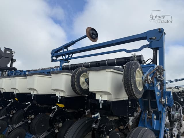 Image of Kinze 3600 equipment image 1