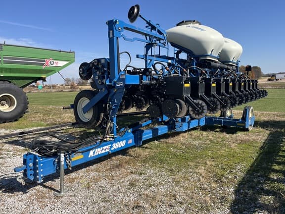 Image of Kinze 3600 equipment image 1