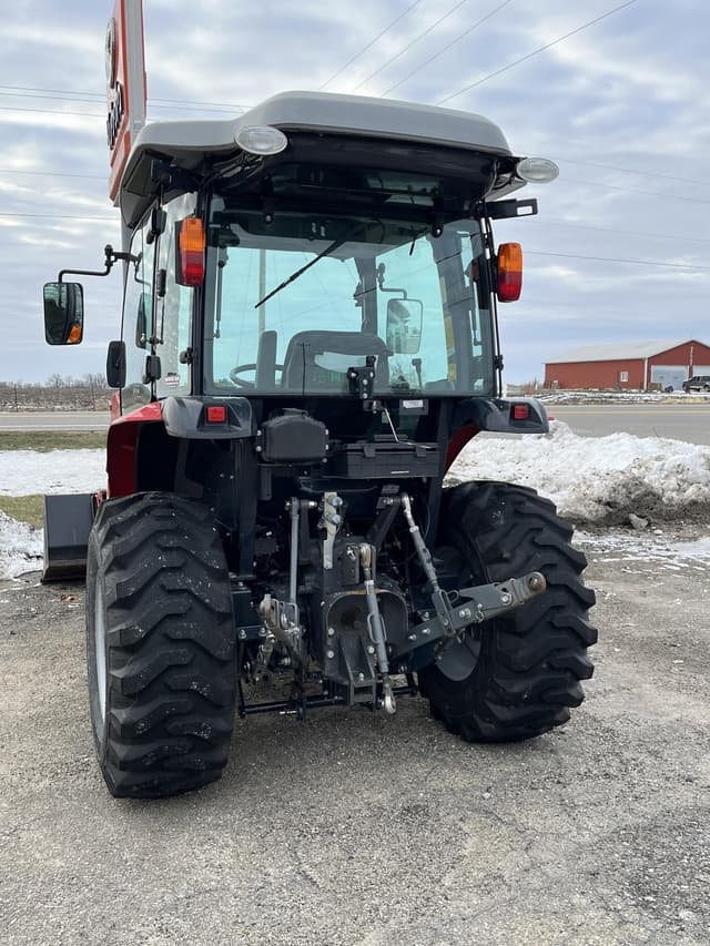 Image of Massey Ferguson 1735M equipment image 3