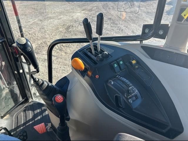 Image of Massey Ferguson 4707 equipment image 3