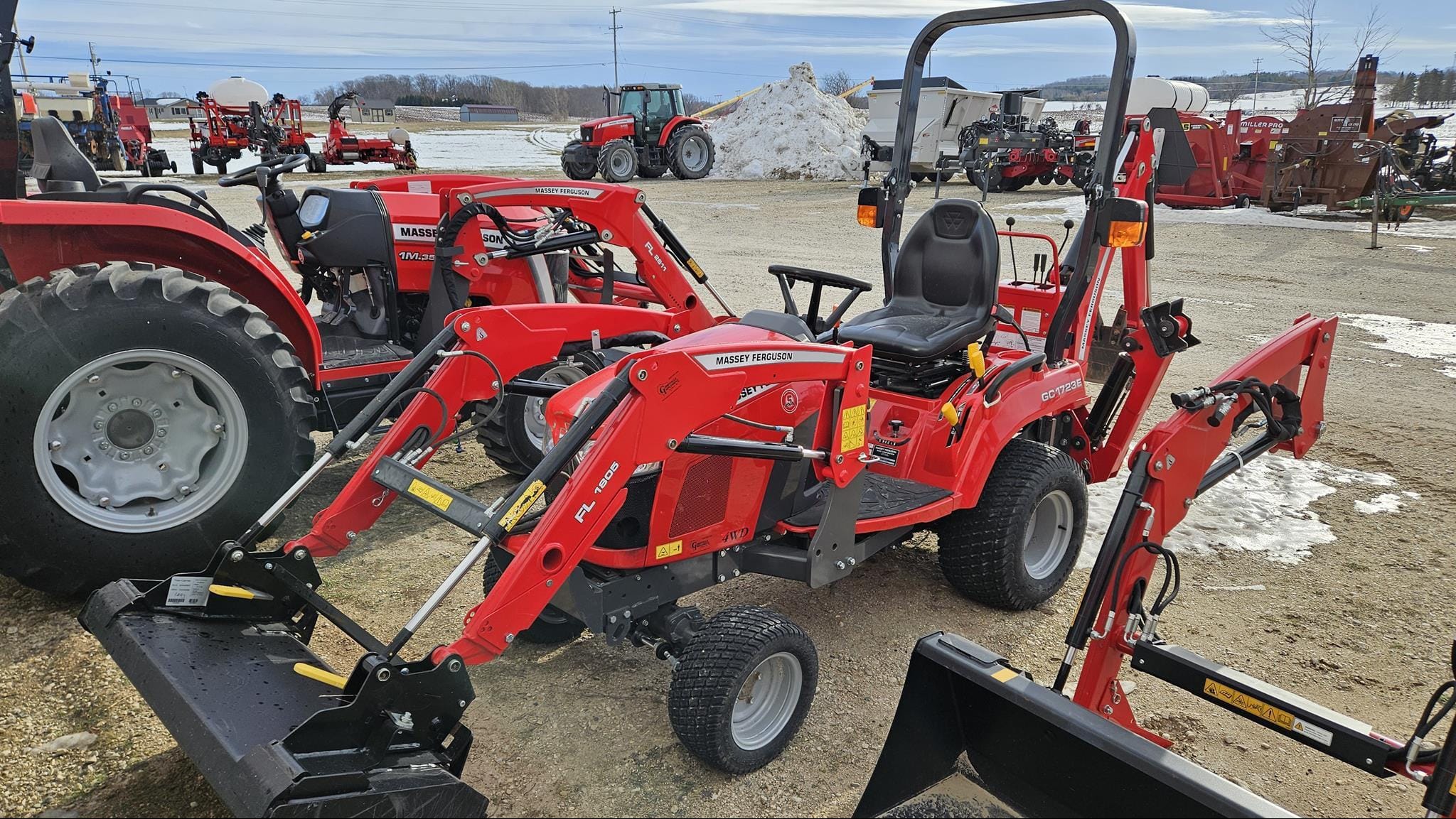 2019 Massey Ferguson GC1723EB Equipment Image0