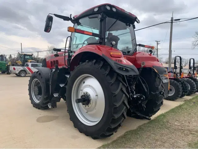 Image of Case IH Magnum 220 equipment image 4