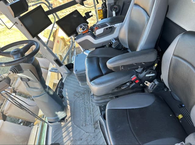 Image of CLAAS Lexion 8700TT equipment image 2