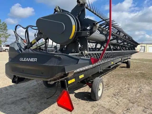 Image of Gleaner 9335 equipment image 1
