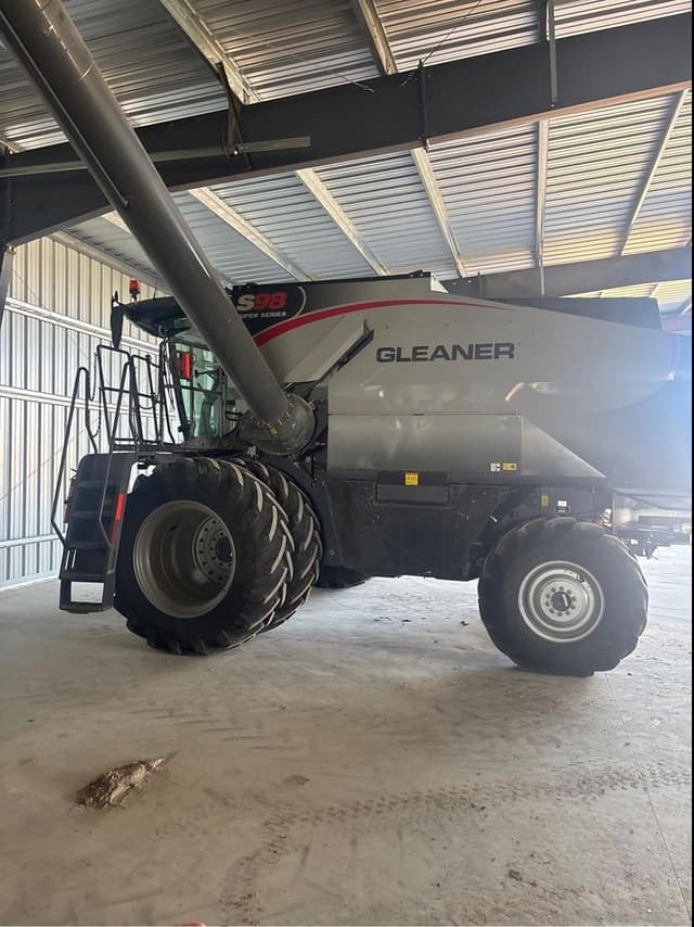 Image of Gleaner S98 equipment image 4