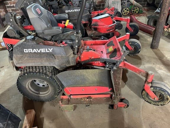 Image of Gravely Pro-Turn 472 equipment image 3