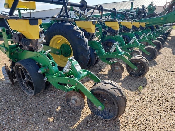 Image of John Deere 1725 equipment image 4