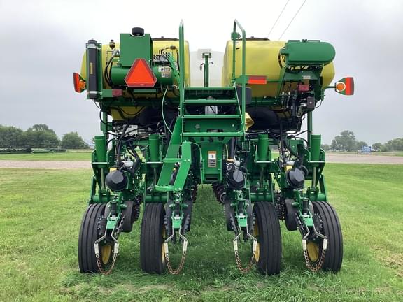 Image of John Deere 1775 equipment image 4