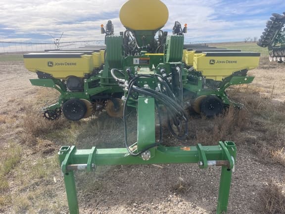 Image of John Deere 1775 equipment image 4