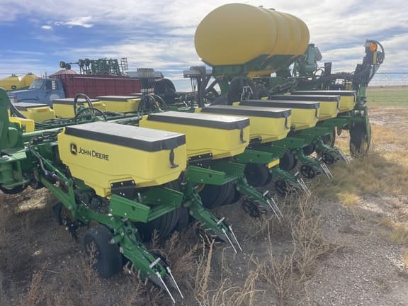 Image of John Deere 1775 equipment image 1