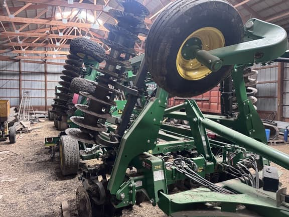 Image of John Deere 2660VT equipment image 4