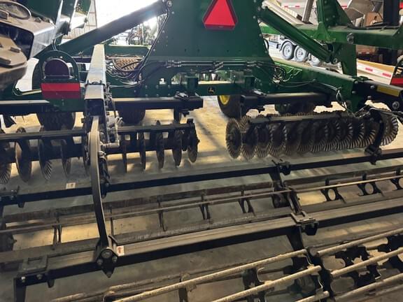 Image of John Deere 2660VT equipment image 4