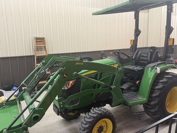 Image of John Deere 3025E equipment image 2