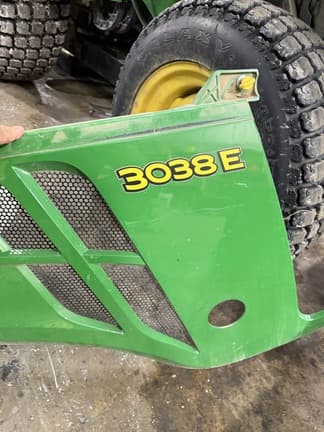 Image of John Deere 3038E equipment image 4