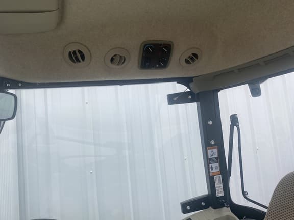 Image of John Deere 3046R equipment image 4