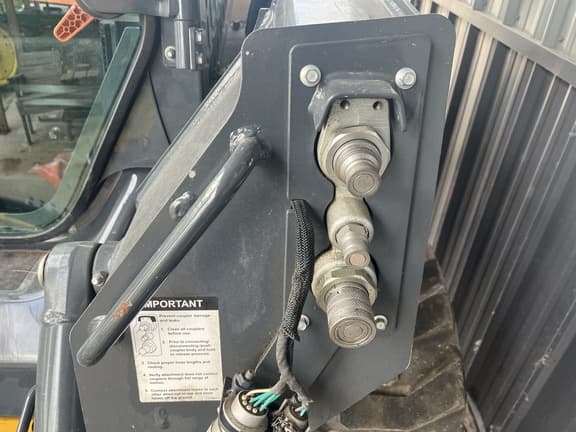 Image of John Deere 324G equipment image 4