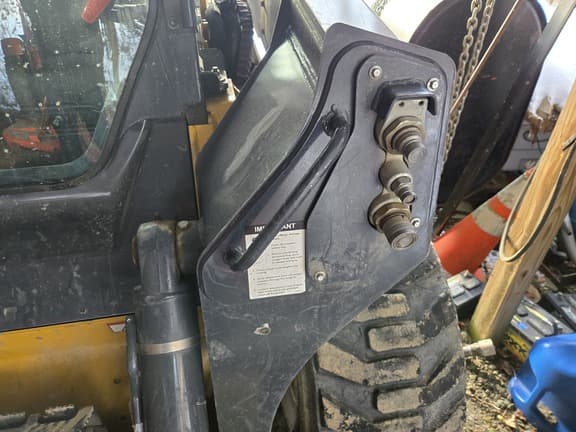 Image of John Deere 332G equipment image 4