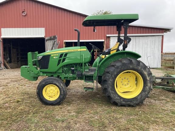 Image of John Deere 5065E equipment image 4