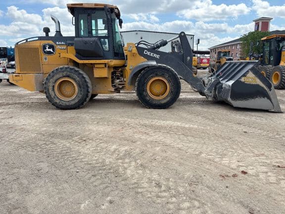 Image of John Deere 544L equipment image 4