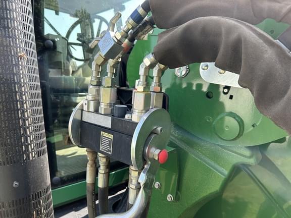 Image of John Deere 640R equipment image 1