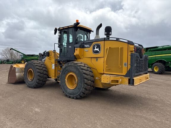 Image of John Deere 744L equipment image 2