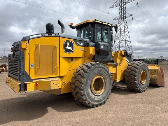 Image of John Deere 744L equipment image 4