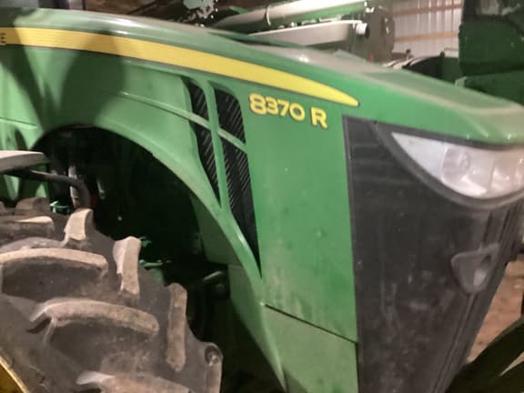 Image of John Deere 8370R equipment image 3