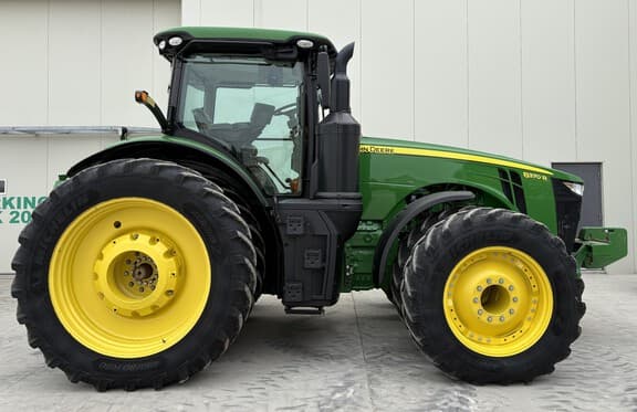 Image of John Deere 8370R equipment image 1