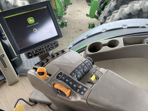 Image of John Deere 8370R equipment image 4