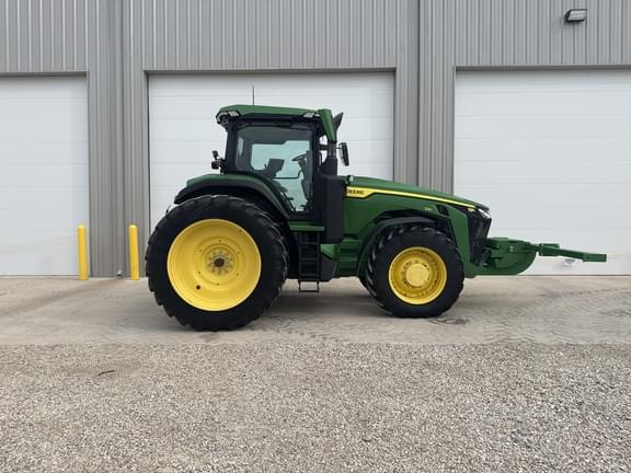 Image of John Deere 8R 230 equipment image 3