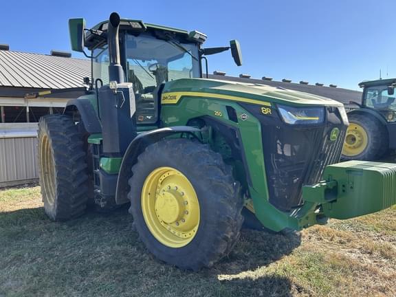 Image of John Deere 8R 250 equipment image 2