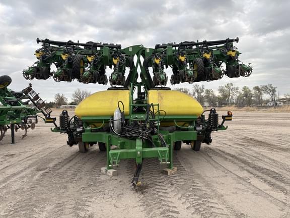 Image of John Deere DR24 equipment image 1