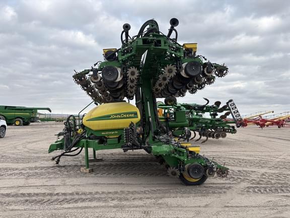 Image of John Deere DR24 equipment image 3