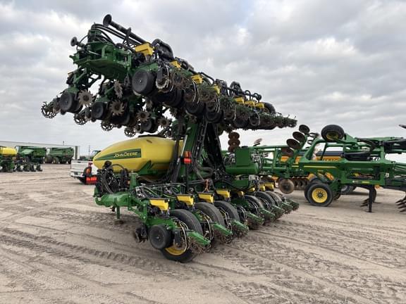 Image of John Deere DR24 equipment image 4